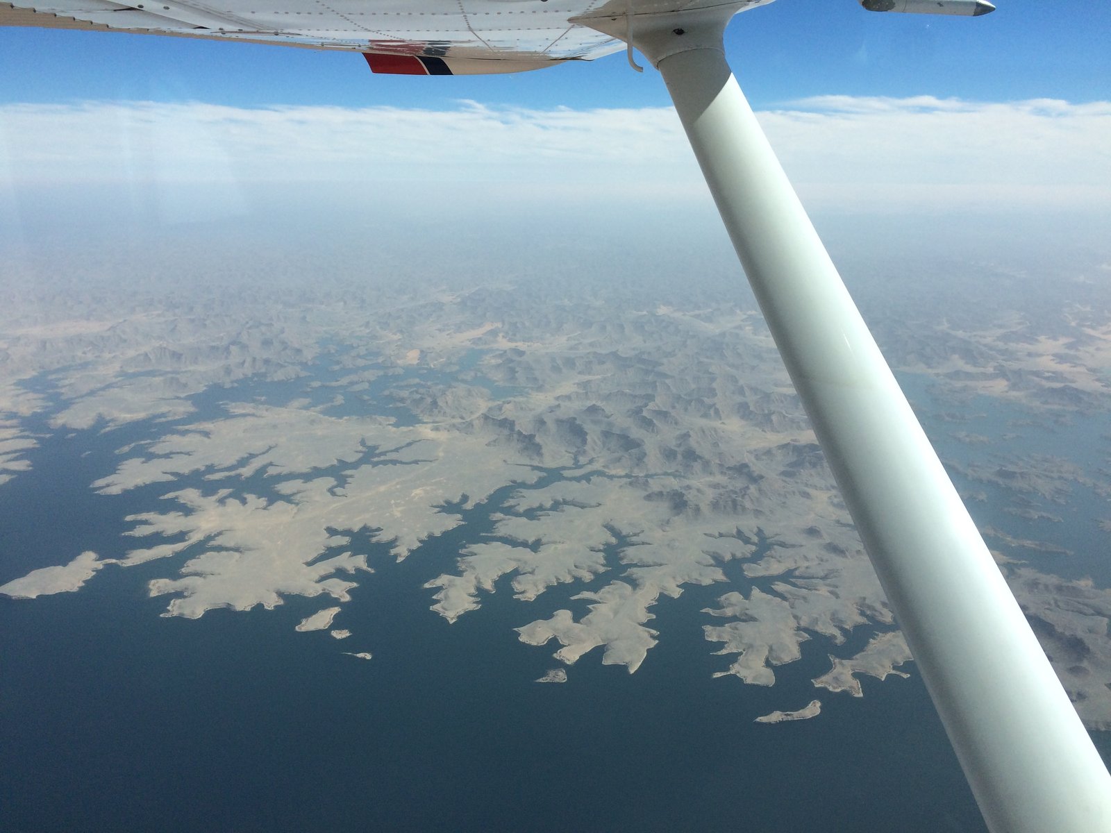 Blick aus dem Cockpit auf die Wüstenlandschaft